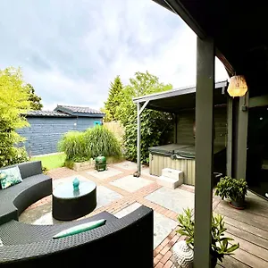 cozy-chalet-with-sauna-jacuzzi-and-yard-near-amsterdam.amsterdamhotelsnl.com/